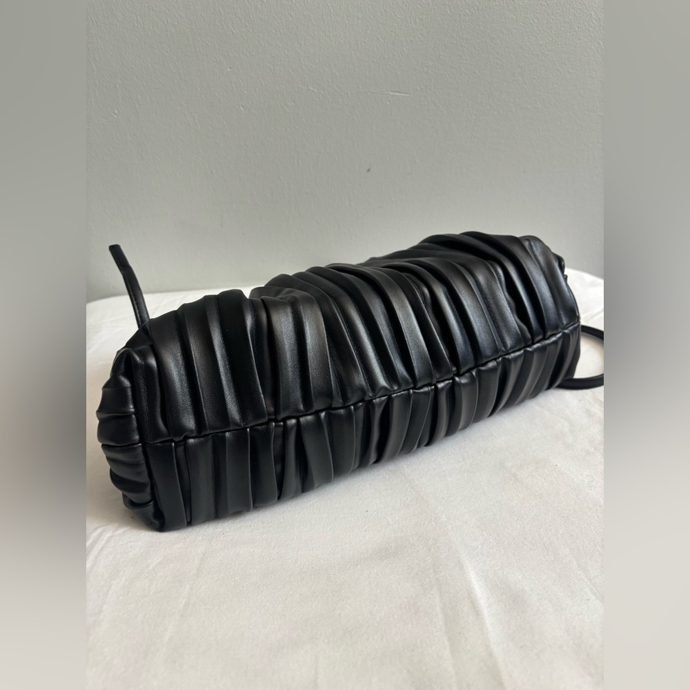 Pleated slouchy faux leather bag with removable adjustable tie strap - Picture 4 of 9